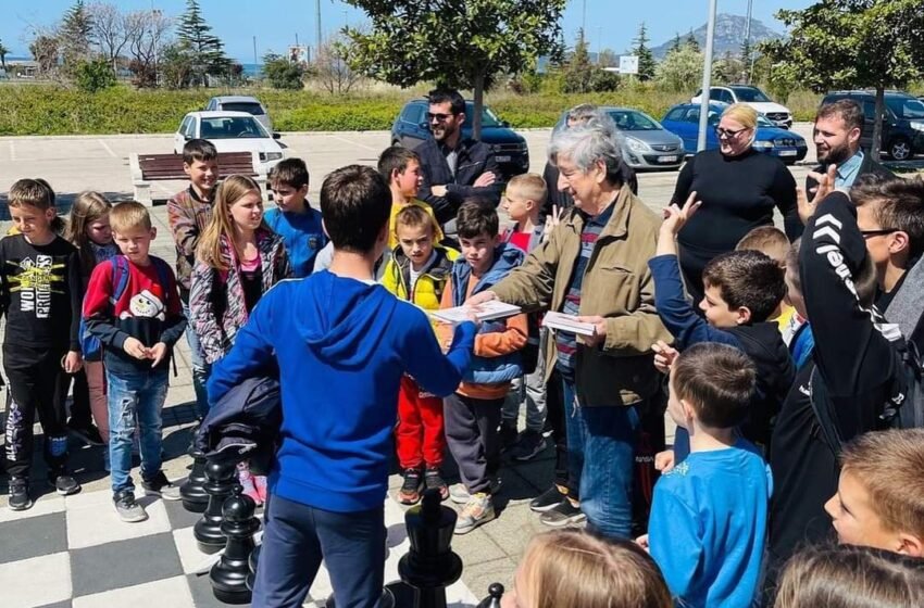  Odigran revijalni meč između Maksima Lutovca i šahista osnovaca