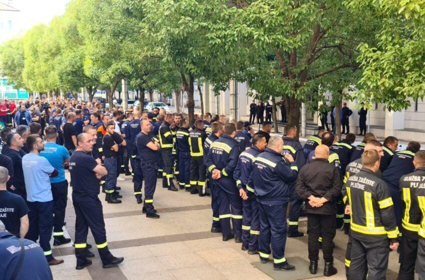  Održan protest vatrogasaca ispred Vlade, Abazović najavio nadoknade i veće koeficijente