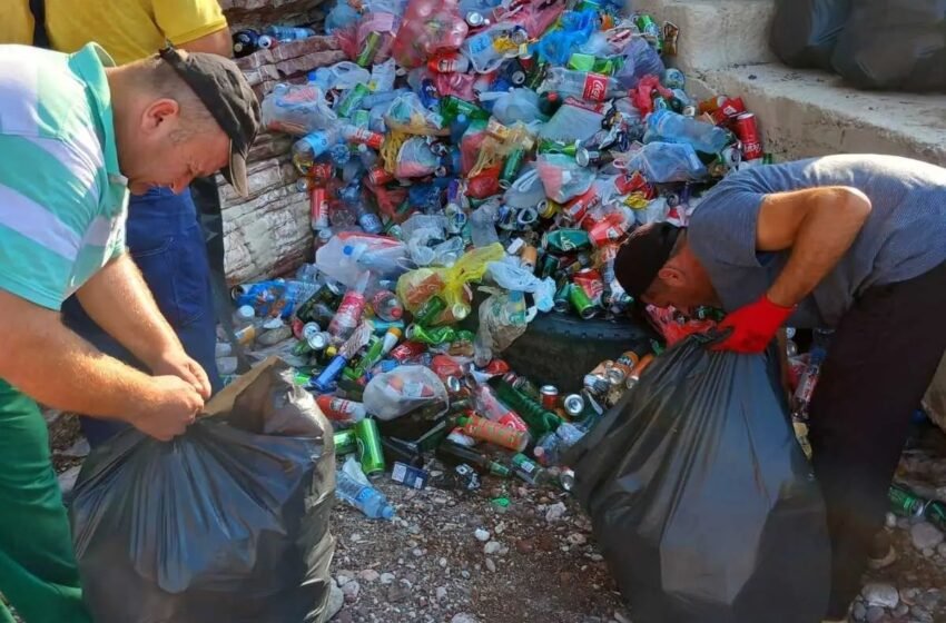  Radnici Komunalnog preduzeća ručno sakupili veliku količinu otpada na plaži iza Golog Brda