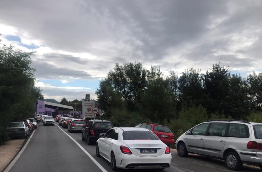  Na graničnom prelazu Sukobin se čeka oko sat vremena, pojačan intenzitet saobraćaja