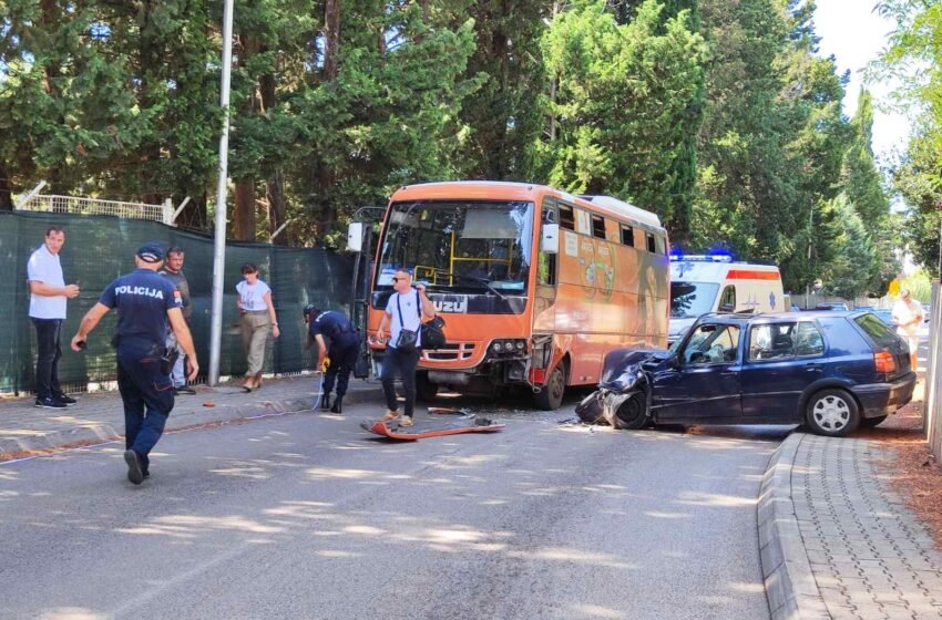  Sudar autobusa i putničkog vozila, više osoba povrijeđeno