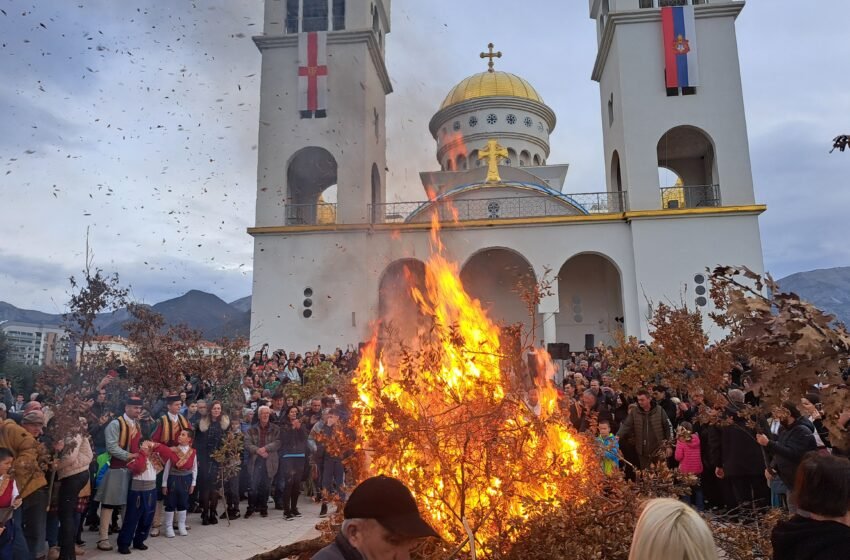  Vjernici nalažu badnjake ispred Hrama Svetog Jovana Vladimira (foto/video)