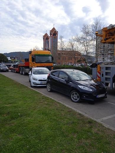  Vozila na trotoaru, pješaci na ulici