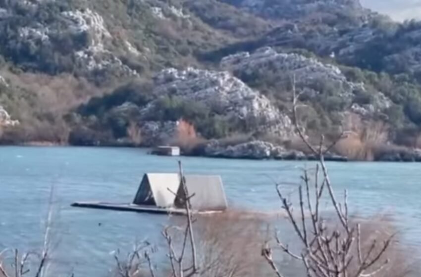  Kuće plove Skadarskim jezerom (video)